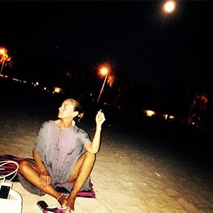 Ece Uslu Mavi Ay’ı denizde karşıladı!