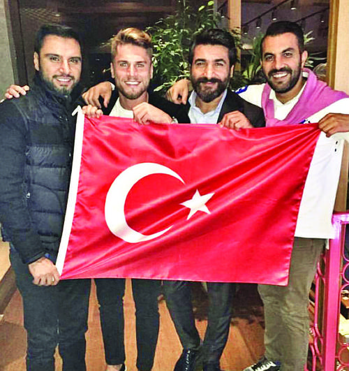 Beni bayrakla çekin Alişan, Türkiye-İzlanda maçını Kuruçeşme’deki Huqqa’da izledi. 89’uncu dakikada gelen galibiyet karşısında büyük sevinç yaşayan şarkıcı, çıkışta habercilerin görüntü almak istemesi üzerine “Beni Türk bayrağı ile çekin” dedi ve beton çiçekliğin üzerine çıkarak bayrak salladı.