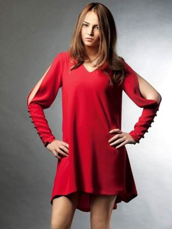 Survivor'ın açıklanan 8. yarışmacısı olan Eda Akkaya güzelliğiyle dikkat çekiyor.