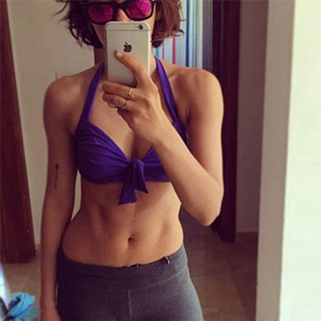 Beslenmesine dikkat eden ve spor yapan oyuncu, fotoğrafın altına "Bikini mevsimini erken açanlar nokta kom, boşuna çekilmedi bunca acılar" notu ile paylaştı.