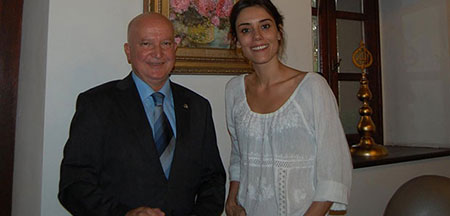 TV Aktüel Medya İmtiyaz Sahibi Mustafa Yamaner de Anne dizisi setini ziyaret etti. Başrol oyuncusu Cansu Dere'yle de görüşen Yamaner, yeni dizi için Dere ve dizi ekibine başarılar diledi.