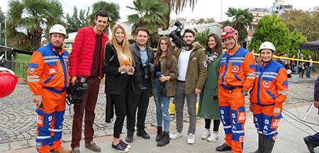 Dizi; ‘’anne’’ kavramını derinlemesine işleyerek, bu sene izleyenleri kendine bağlayacak gibi görünüyor. Senaryosunu Berfu Ergenekon'un kaleme aldığı dizide Cansu Dere ve Vahide Perçin anne - kızı canlandırıyor.