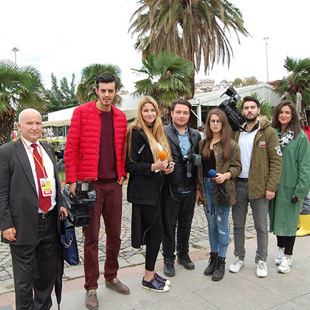 Ekim ayında Star Tv’de ekranlara gelecek olan Anne dizisi çekimlerinin bazı sahneleri Bandırma Onyedi Eylül Üniversitesi, Cumhuriyet Meydanı ve sahil şeridinde çekildi.