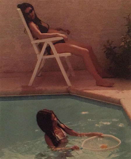  Fotoğrafta şu sıralar en az annesi kadar dikkat çeken Deren Talu havuzda oynarken doğumunu bekleyen Samyeli de havuz başında oturuyor. 