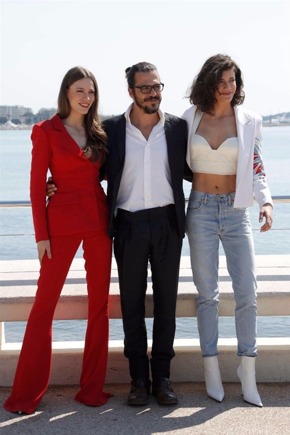 Serenay Sarıkaya ile Berrak Tüzünataç Fransa’yı büyüledi!