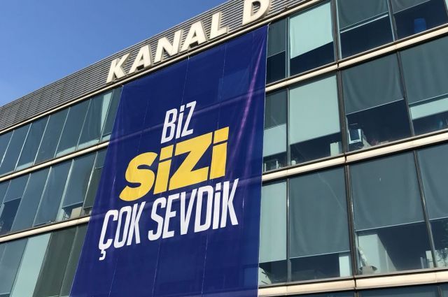 Kanal D çalışanlarından Doğan’a pankartlı veda