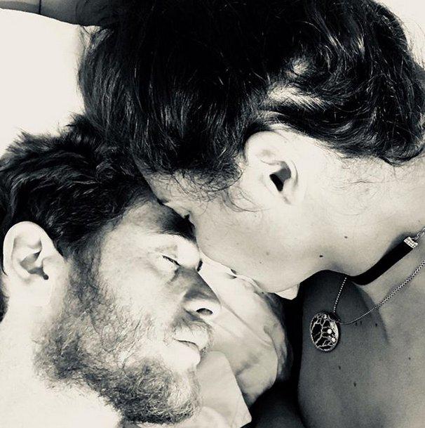 Adriana Lima ve Metin Hara’dan yatakta aşk pozu!