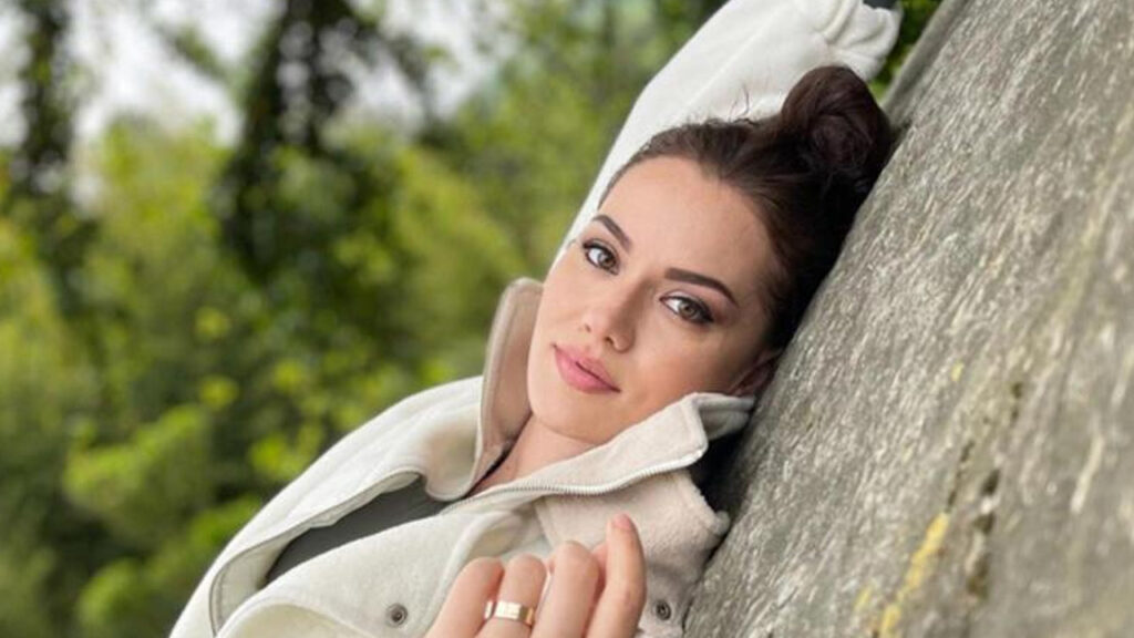 Doğum için gün sayan Fahriye Evcen’den karnı burnunda pozlar