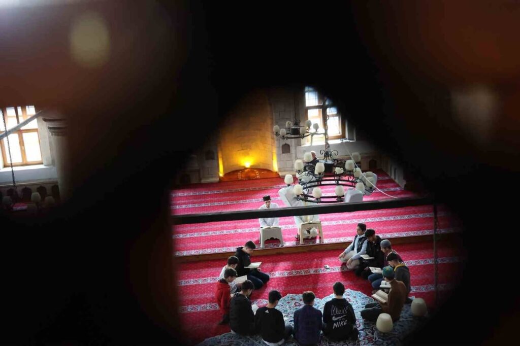 Elazığ’da Asırlık Cami, Genç Hafızlarla Mukabele Geleneğini Sürdürüyor