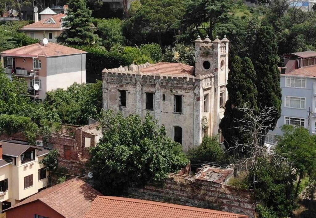 Sarıyer’deki Tarihi Topçu Karakolu’nda Yangın