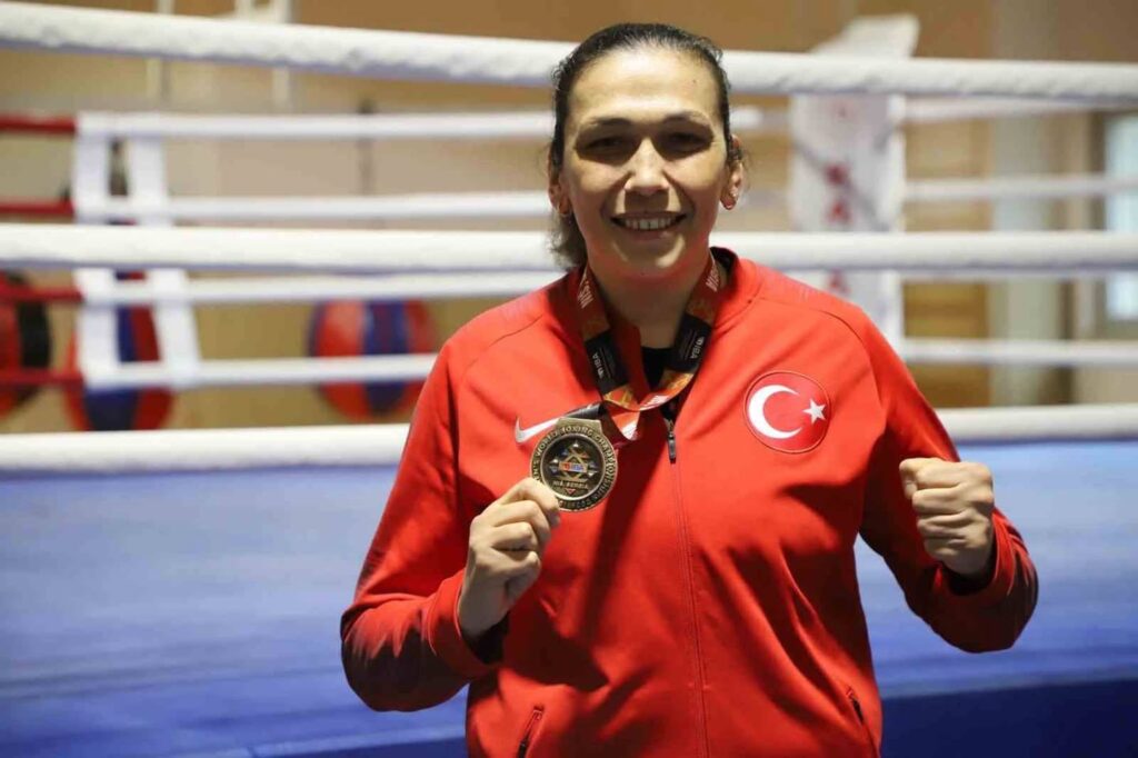Milli Bokser Elif Güneri, Dünya Üçüncülüğüyle Karabük’te Coşkulu Karşılandı
