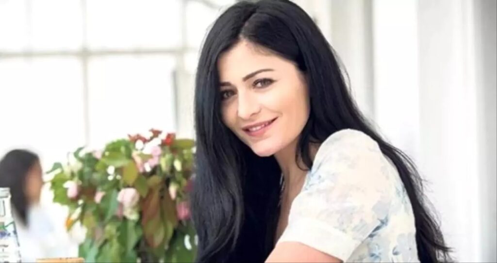 Deniz Çakır’dan Bomba Dönüş! Çarpıntı Dizisiyle Ekranlara Geri Dönüyor