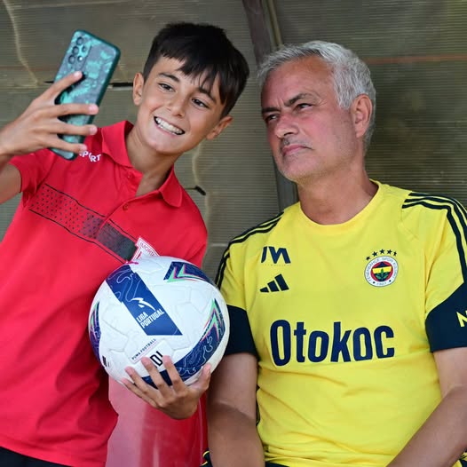 Mourinho Maç Öncesi Top Toplayıcı Çocuklarla Samimi Anlar Yaşadı