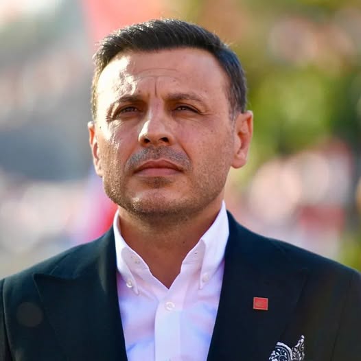 Görevden Alınan Özgür Çelik İl Binasında