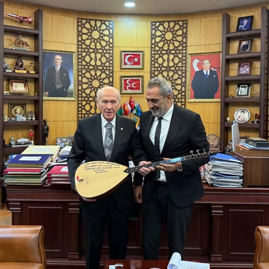 Yavuz Bingöl, MHP Lideri Devlet Bahçeli’ye Bağlama Hediye Etti