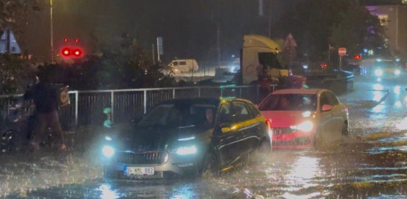 İstanbul’da Aniden Bastıran Sağanak Hayatı Olumsuz Etkiledi