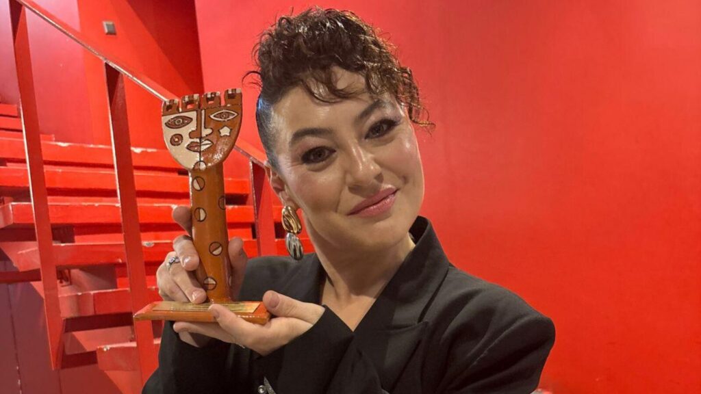 Nergis Öztürk, “Elma Labrador Çimen” ile Yılın Oyuncusu Ödülünü Kazandı!